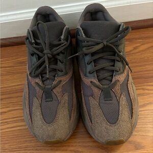 adidas Yeezy
Boost 700 "Mauve" sneakers SIZE 10.5